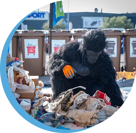 Ramassage citoyen à Marseille – bénévoles Recycle Plastique nettoient la plage